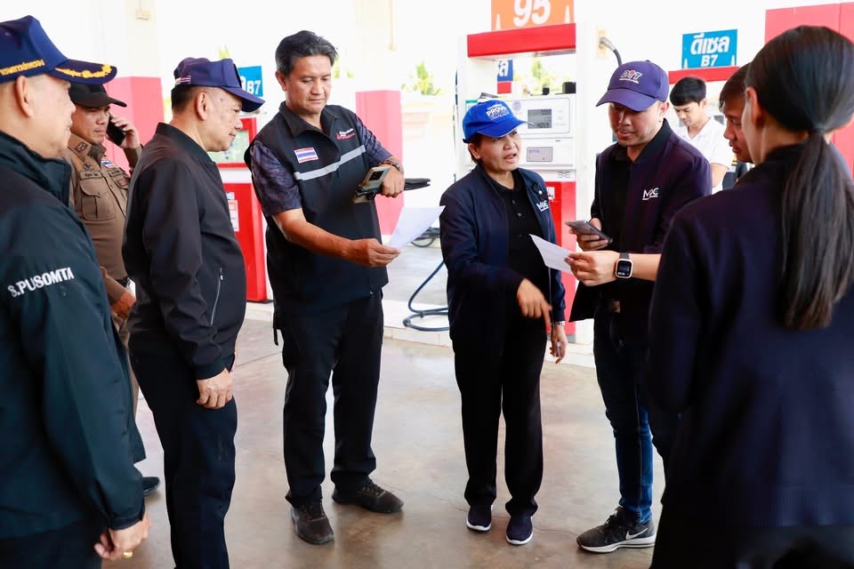 กำแพงเพชรคุมเข้ม รองผู้ว่าฯ นำทีมตรวจปั๊มน้ำมัน สั่งห้ามกักตุน-ฉวยโอกาสขึ้นราคา สร้างความมั่นใจประชาชนท่ามกลางวิกฤตโลก