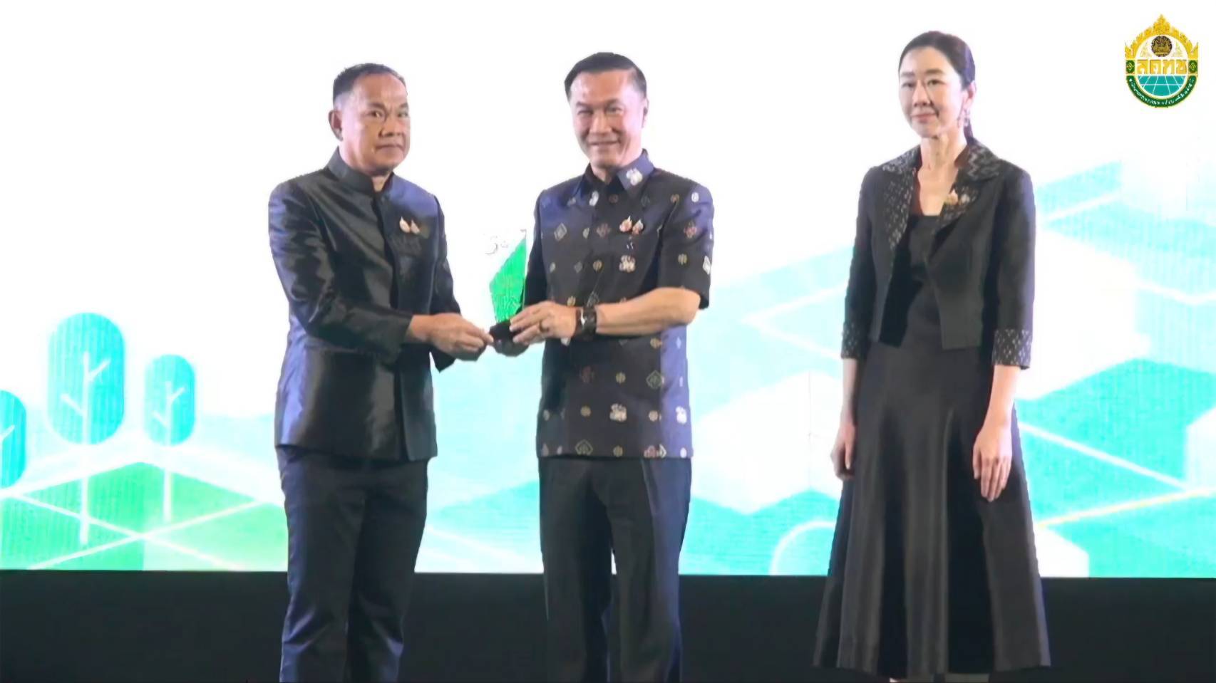 จังหวัดกำแพงเพชร เข้ารับรางวัลเชิดชูเกียรติแก่คณะอนุกรรมการนโยบายที่ดินจังหวัด (คทช.จังหวัด) และใบประกาศเกียรติคุณแก่ผู้ปฏิบัติงานดีเด่น ประจำปีงบประมาณ พ.ศ.2569 และร่วมงานสัมมนา 5 ปี สคทช. สร้างความมั่นคงด้านที่ดิน สู่โอกาสทางเศรษฐกิจ สังคม และสิ่งแวดล้อม