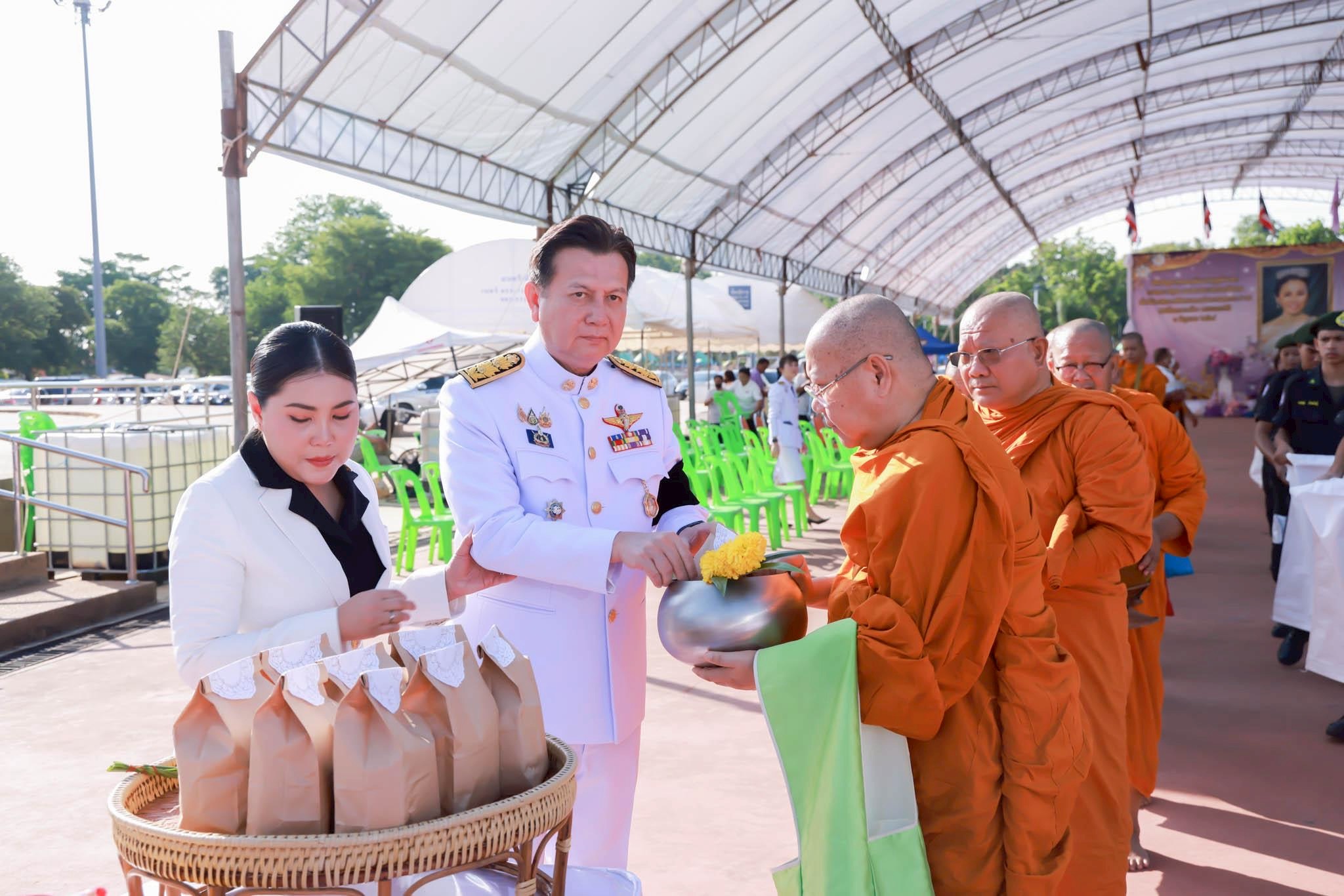 จังหวัดกำแพงเพชร จัดพิธีทำบุญตักบาตรพระสงฆ์ 49 รูป และปล่อยพันธุ์ปลา 2 แสนตัว เฉลิมพระเกียรติสมเด็จพระนางเจ้าฯ พระบรมราชินี เนื่องในโอกาสวันเฉลิมพระชนมพรรษา 3 มิถุนายน 2569