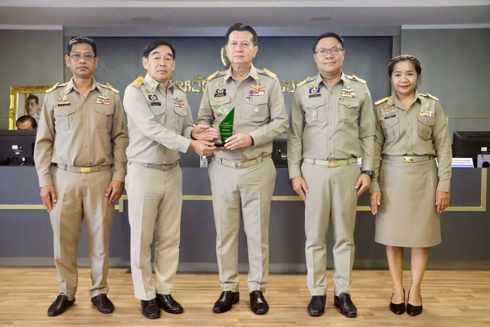 ผู้ว่าฯ กำแพงเพชร ประธานพิธีมอบรางวัลเชิดชูเกียรติผลงานเด่นให้แก่บุคคล และหน่วยงานต่างๆ ในการประชุมกรมการจังหวัด ประจำเดือนมิถุนายน 2569