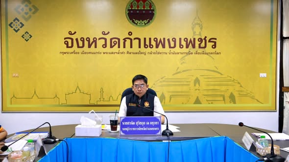 จังหวัดกำแพงเพชรร่วมการประชุมกองบัญชาการป้องกันและบรรเทาสาธารณภัยแห่งชาติ (บกปภ.ช.)เพื่อติดตามการเตรียมความพร้อมรับสถานการณ์ภัยแล้งและอุทกภัย ประจำปี พ.ศ.2569 ผ่านระบบประชุมทางไกล (VDO Conference)       วันที่ 24 กรกฎาคม 2569 เวลา 13.00 น. ที่ห้องประชุมกลีบจำปา ชั้น2 ศาลากลางจังหวัด นายชาธิป รุจนเสรี ผู้ว่าราชการจังหวัดกำแพงเพชร มอบหมายให้นายสวนิต สุริยกุล ณ อยุธยา รองผู้ว่าราชการจังหวัดกำแพงเพชรเป็นประธานเข้าร่วมการประชุมกองบัญชาการป้องกันและบรรเทาสาธารณภัยแห่งชาติ (บกปภ.ช.)เพื่อติดตามการเตรียม