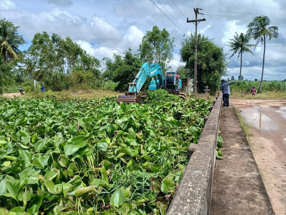 ผู้ว่าราชการจังหวัดกำแพงเพชร ลงพื้นที่ตรวจติดตตามสถานการณ์น้ำ เร่งวางมาตรการป้องกันอุทกภัย หลังมีฝนตกติดต่อกัน