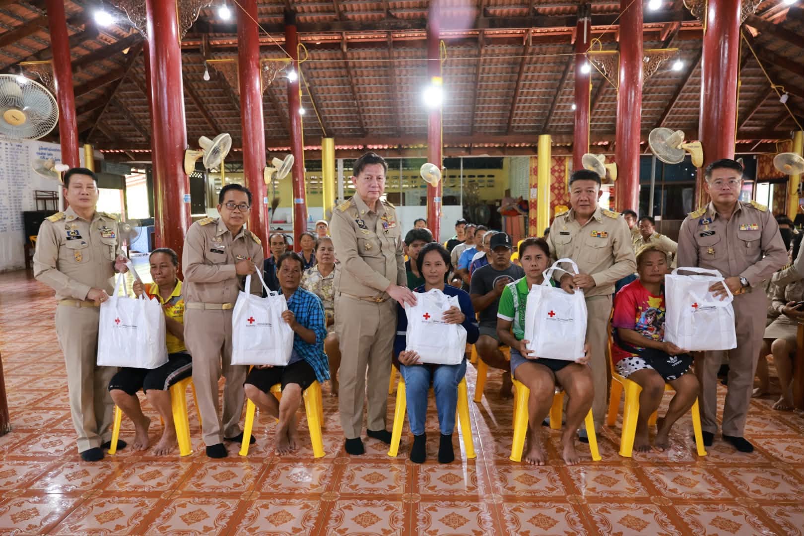ผู้ว่าฯ กำแพงเพชร ลงพื้นที่ธำมรงค์ มอบถุงยังชีพช่วยผู้ประสบภัยน้ำท่วม หลังฝนตกต่อเนื่อง