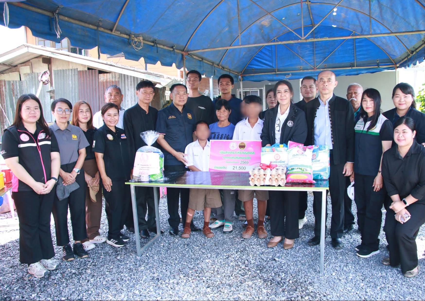 รองผู้ว่าฯ กำแพงเพชร นำส่วนราชการลงพื้นที่เยี่ยมและมอบเงินสงเคราะห์แก่ครอบครัวเด็กที่ได้รับการช่วยเหลือจากกองทุนคุ้มครองเด็ก ในพื้นที่ตำบลคลองลานพัฒนา