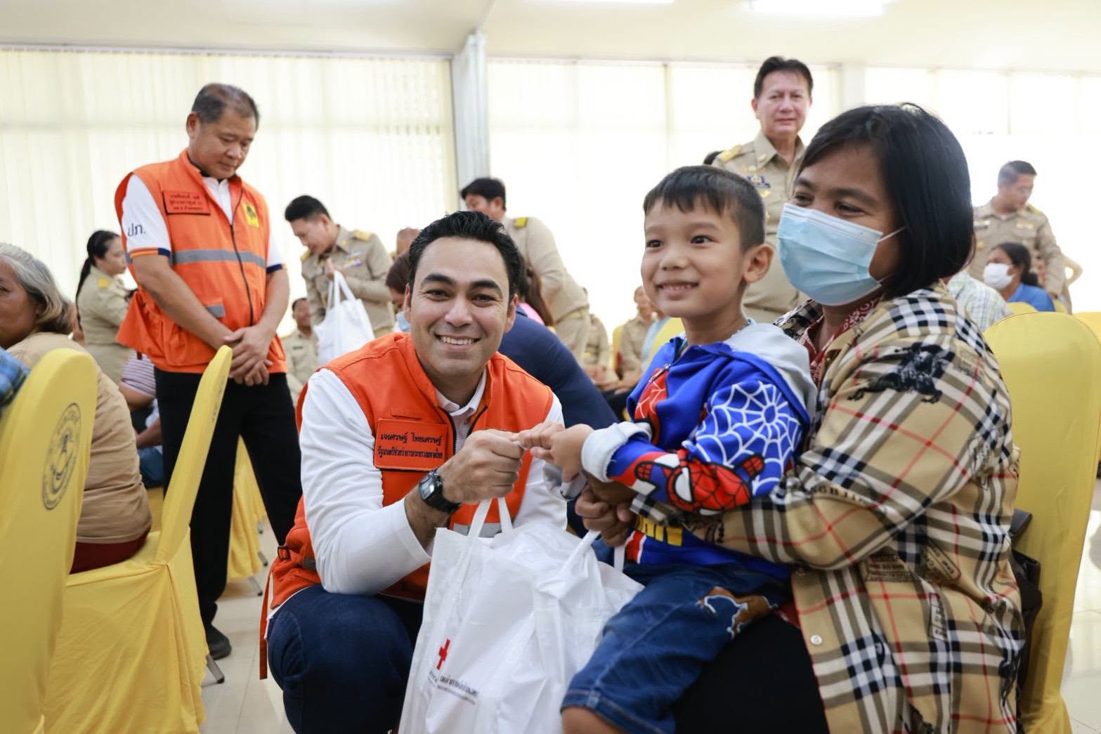 มท.3 เจเศรษฐ์ มอบถุงยังชีพให้ผู้ประสบภัย ต.ธำมรงค์ จ.กำแพงเพชร พร้อมกำชับเจ้าหน้าที่เฝ้าระวังสถานการณ์น้ำ และเตรียมแผนเยียวยาหลังน้ำลด