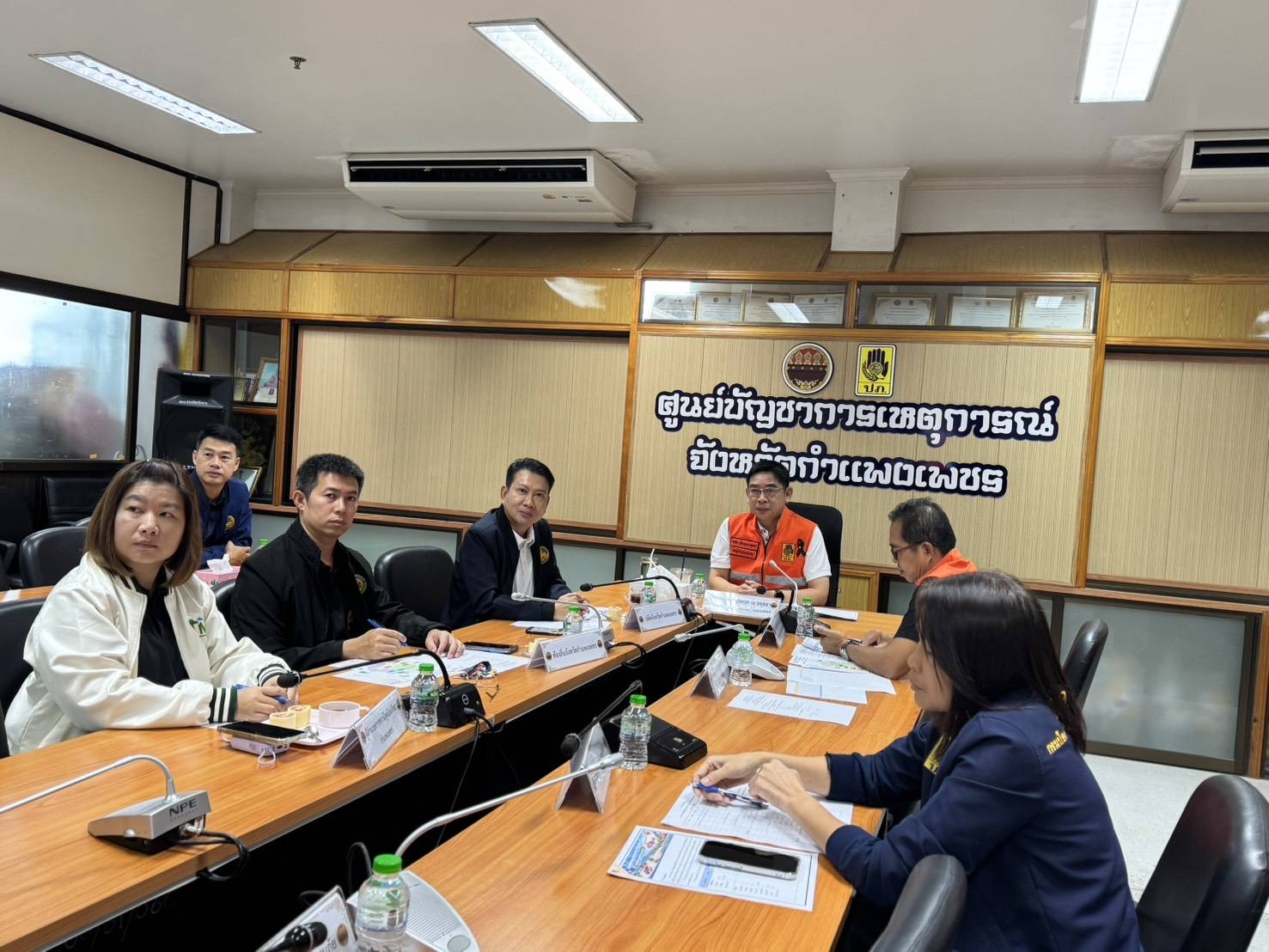 จังหวัดกำแพงเพชร คณะผู้บริหารร่วมประชุมผ่านระบบ Zoom ติดตามสถานการณ์สาธารณภัย (SAT) รับทราบข้อสั่งการและความห่วงใยจากนายกรัฐมนตรี เตรียมพร้อมวางแนวทางป้องกันและแก้ไขปัญหาอุทกภัยในพื้นที่  