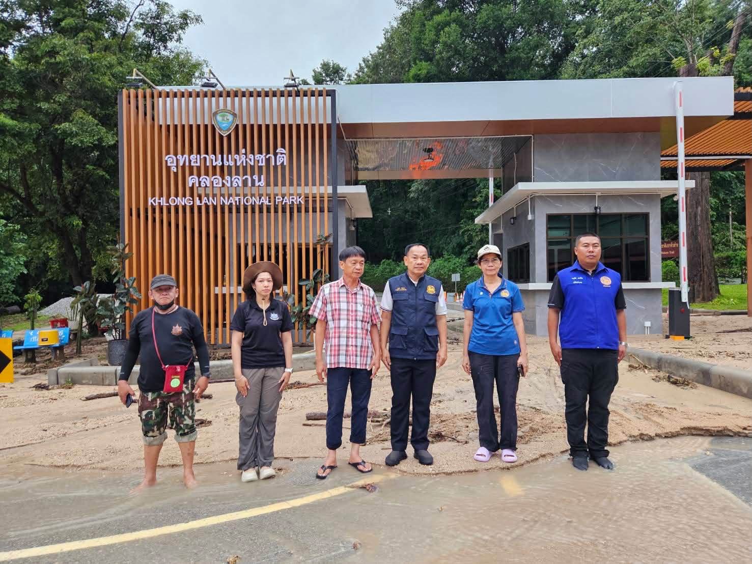 กำแพงเพชร-รองผู้ว่าฯ นำทีมลงพื้นที่ด่วน ติดตามสถานการณ์น้ำท่วมคลองลานหลังฝนตกชุกต่อเนื่อง
