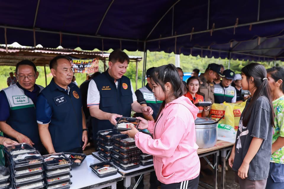ผู้ว่าฯ กำแพงเพชร นำทีมหัวหน้าส่วนราชการลงพื้นที่เยียวยาประชาชน หลังสถานการณ์อุทกภัยเริ่มคลี่คลาย เร่งสำรวจความเสียหายเพื่อฟื้นฟูเยียวยาตามระเบียบราชการ