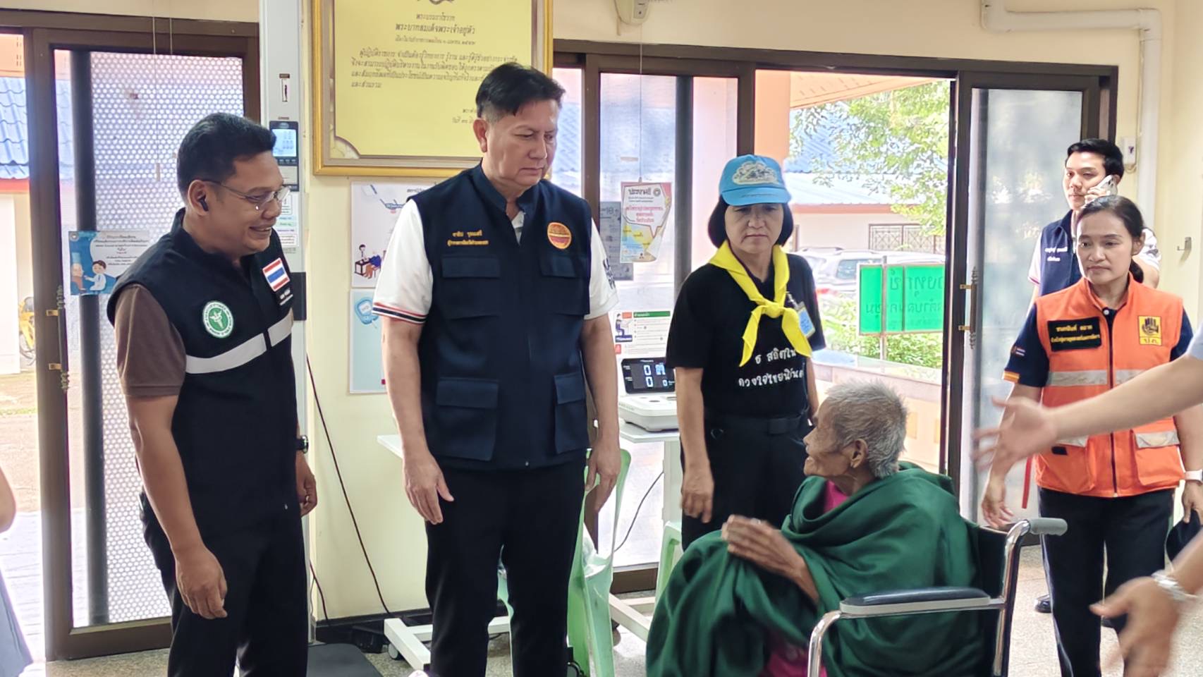 ผู้ว่าฯ กำแพงเพชร ลงพื้นที่เร่งช่วยเหลือผู้ประสบภัยน้ำท่วมหลายจุด หลังคลองสวนหมากเอ่อล้นกระทบตลาดนครชุมและถนนพหลโยธิน ขณะที่บ้านแม่นารีระดับน้ำเริ่มลดลงต่อเนื่อง