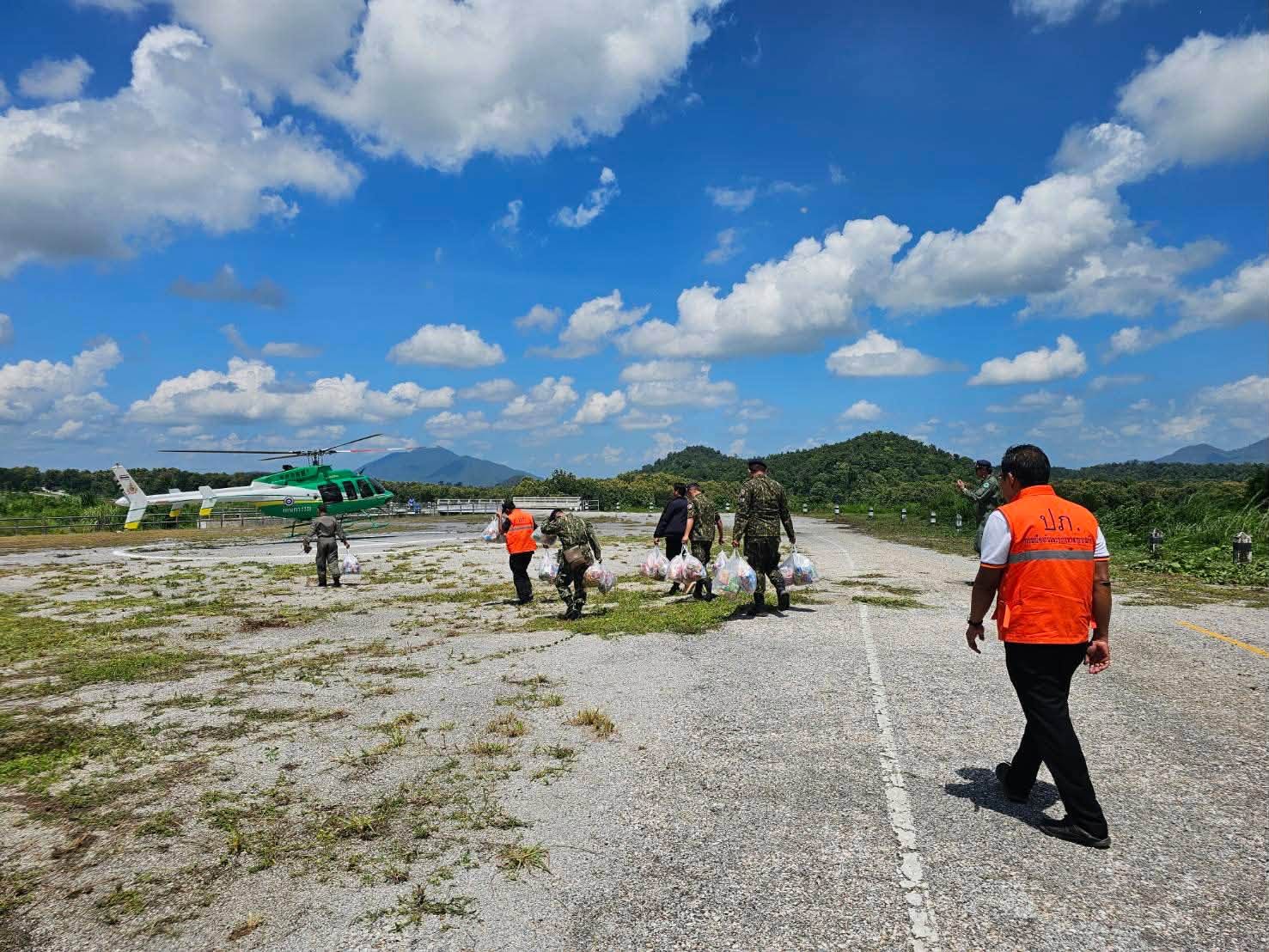 จังหวัดกำแพงเพชร เกาะติดสถานการณ์อุทกภัยและการช่วยเหลือผู้ประสบภัย เฮลิคอปเตอร์ (ฮ.) บินลำเลียงสิ่งของอุปโภคบริโภค อาหาร และน้ำดื่ม เข้าแจกจ่ายบรรเทาความเดือดร้อนแก่ราษฎรในพื้นที่ประสบภัยน้ำป่ากัดเซาะถนน-สะพานขาด