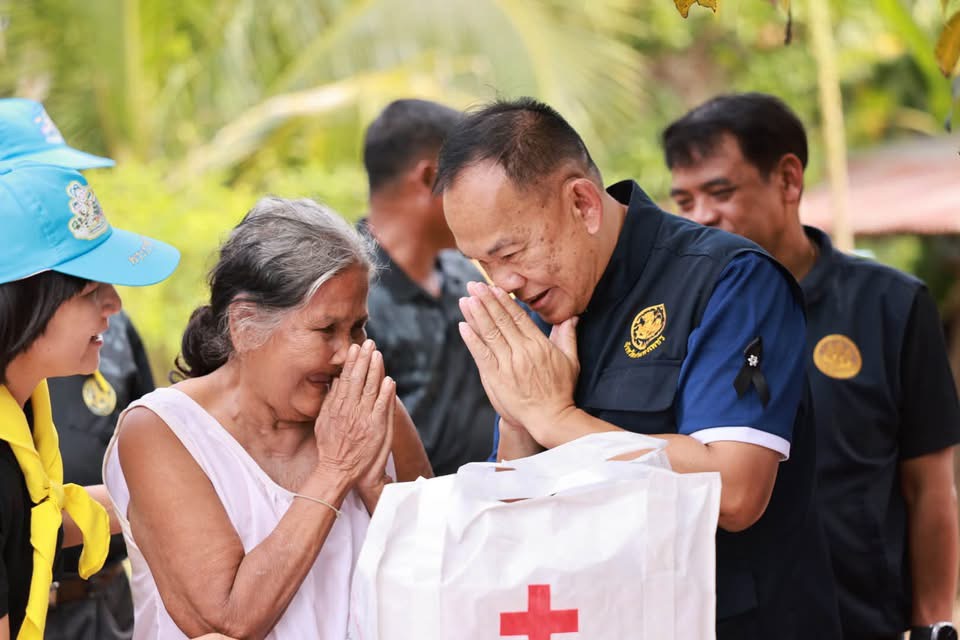 กำแพงเพชร สภากาชาดไทยหลั่งไหลสู่ชุมชน! "รองอนุชาฯ" นำทีมส่งมอบชุดธารน้ำใจผ่านแอปฯ "พ้นภัย" บรรเทาทุกข์ชาวตำบลวังไทร อำเภอคลองขลุง