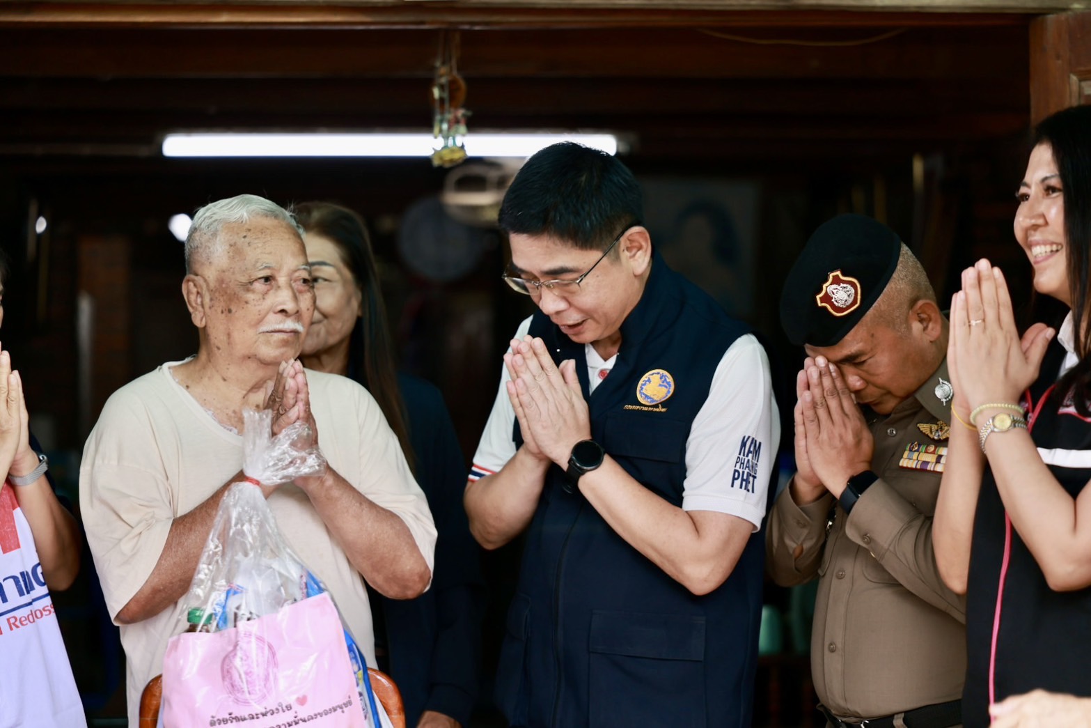 กำแพงเพชร สภากาชาดไทยหลั่งไหลสู่ชุมชน! "รองสวนิตฯ" นำทีมส่งมอบชุดธารน้ำใจผ่านแอปฯ "พ้นภัย" บรรเทาทุกข์ชาวนครชุม อำเภอเมืองกำแพงเพชร