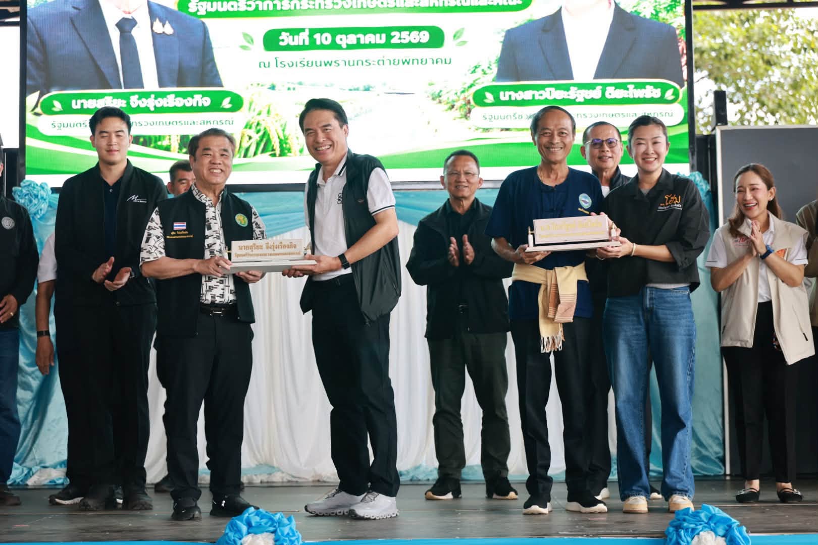 รมว.เกษตรและสหกรณ์ ควง รมช. ลงพื้นที่กำแพงเพชร พบปะรับฟังปัญหาพี่น้องประชาชนชาวอำเภอพรานกระต่าย มอบนโยบายและปัจจัยการผลิต