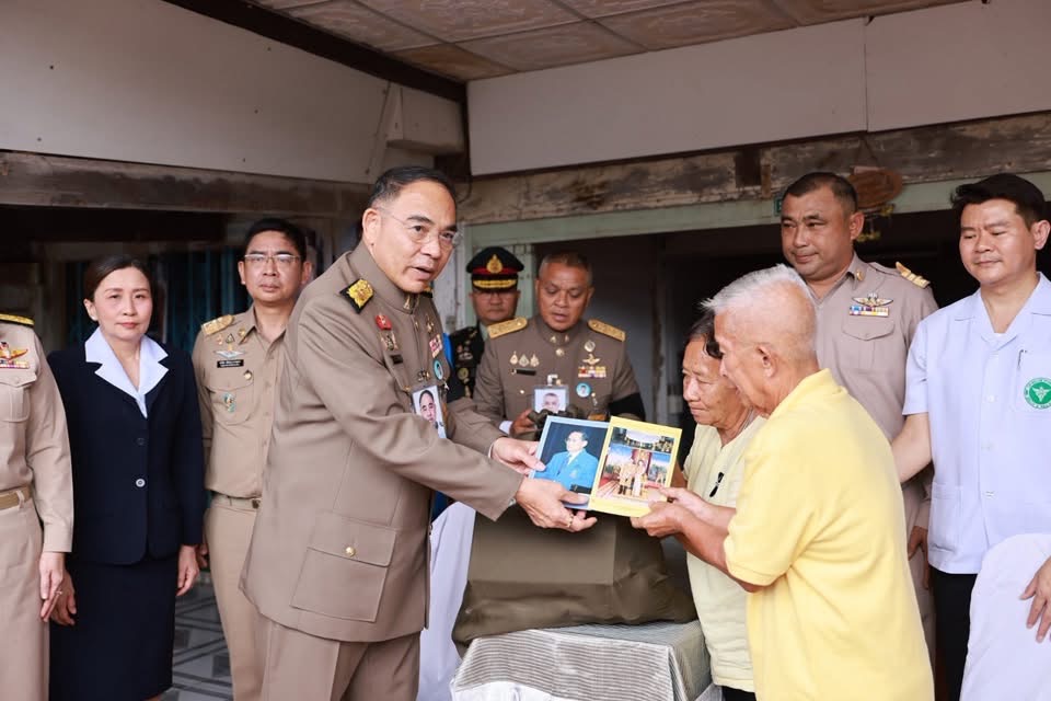 กำแพงเพชร พระบาทสมเด็จพระเจ้าอยู่หัว และสมเด็จพระนางเจ้าฯ พระบรมราชินี ทรงพระกรุณาโปรดเกล้าโปรดกระหม่อมให้องคมนตรี ร่วมกับมูลนิธิราชประชานุเคราะห์ ในพระบรมราชูปถัมภ์ เชิญสิ่งของพระราชทานไปมอบแก่ราษฎรผู้ประสบอุทกภัยในพื้นที่จังหวัดกำแพงเพชร