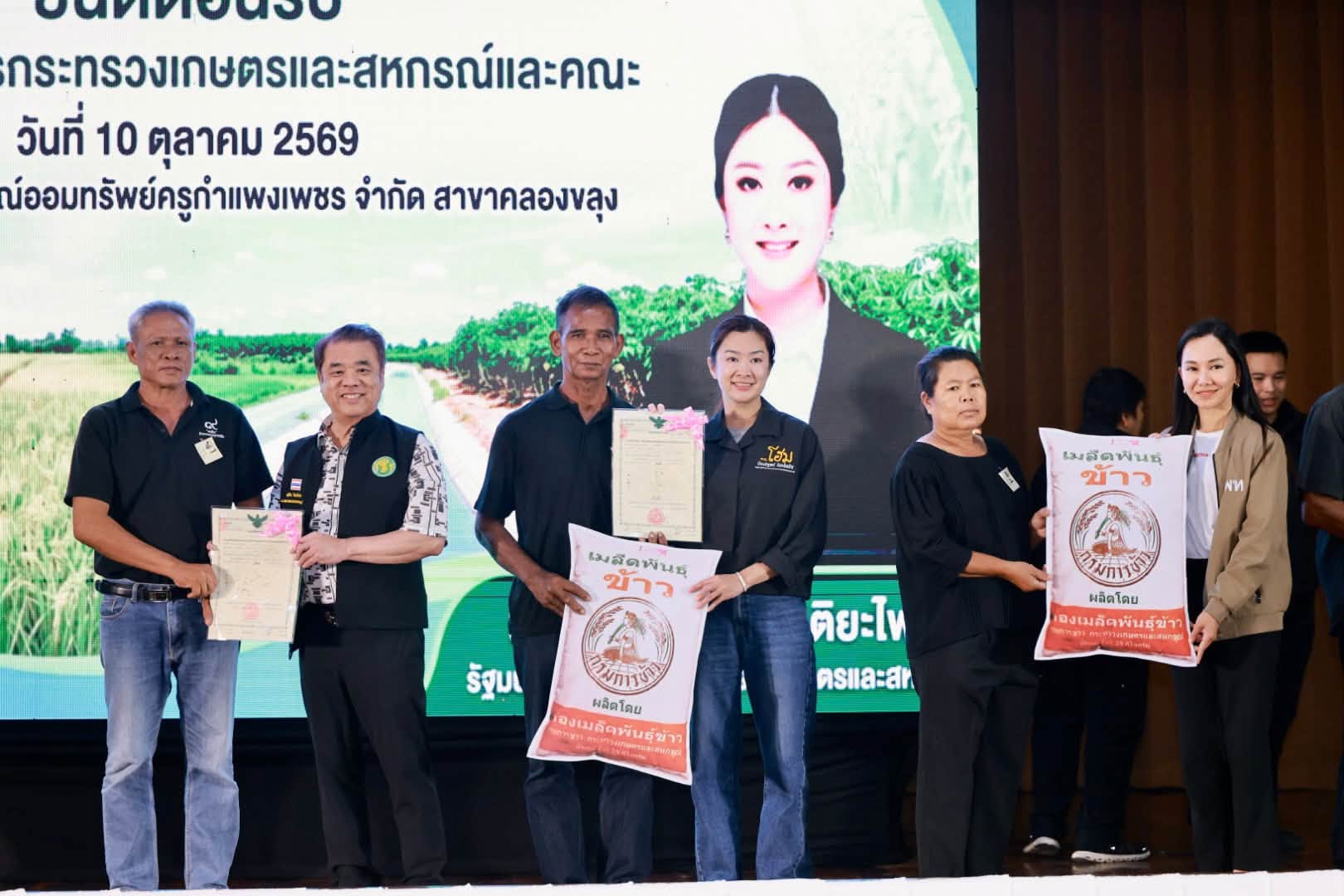 รมว.เกษตรฯ ควง รมช. และคณะ ลงพื้นที่กำแพงเพชร มอบนโยบายและรับฟังปัญหาพี่น้องประชาชน ที่อำเภอคลองขลุง, ทรายทองวัฒนา และไทรงาม จังหวัดกำแพงเพชร