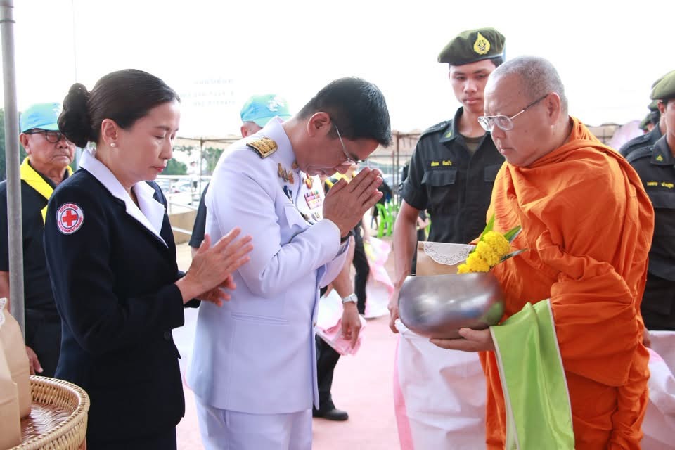 จังหวัดกำแพงเพชร จัดพิธีบำเพ็ญกุศลและตักบาตรพระสงฆ์ 89 รูป น้อมรำลึกในพระมหากรุณาธิคุณ รัชกาลที่ 9 เนื่องใน &ldquo;วันนวมินทรมหาราช&rdquo; ประจำปี 2569