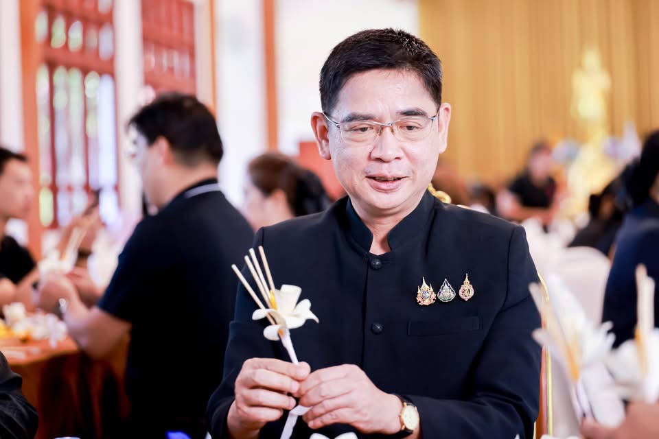 กำแพงเพชร ร่วมใจประดิษฐ์ดอกไม้จันทน์ น้อมรำลึกพระมหากรุณาธิคุณ &ldquo;สมเด็จพระพันปีหลวง&rdquo; ในงานพระราชพิธีถวายพระเพลิงพระบรมศพ