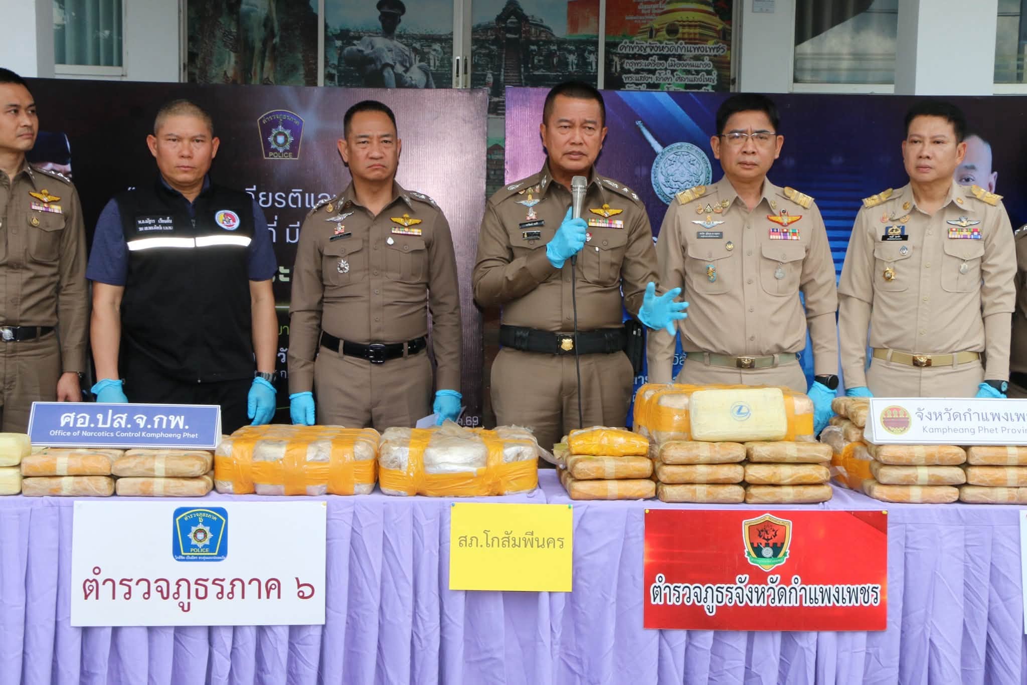 จังหวัดกำแพงเพชร ตำรวจภูธรภาค 6 สนธิกำลังแถลงจับกุมขบวนการค้ายาเสพติดรายใหญ่ ยึดยาบ้ากว่า 1.1 ล้านเม็ด ซุกรถเก๋งเตรียมส่งชลบุรี