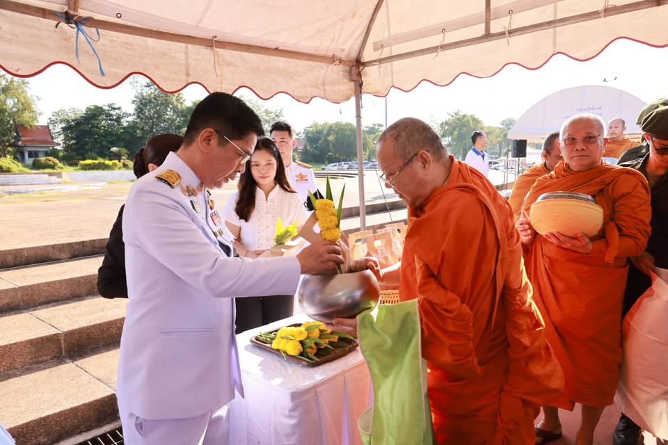 พสกนิกรชาวกำแพงเพชร ทำบุญตักบาตรถวายพระราชกุศล น้อมรำลึกในพระมหากรุณาธิคุณ &lsquo;สมเด็จพระบรมราชชนนีพันปีหลวง&rsquo;
