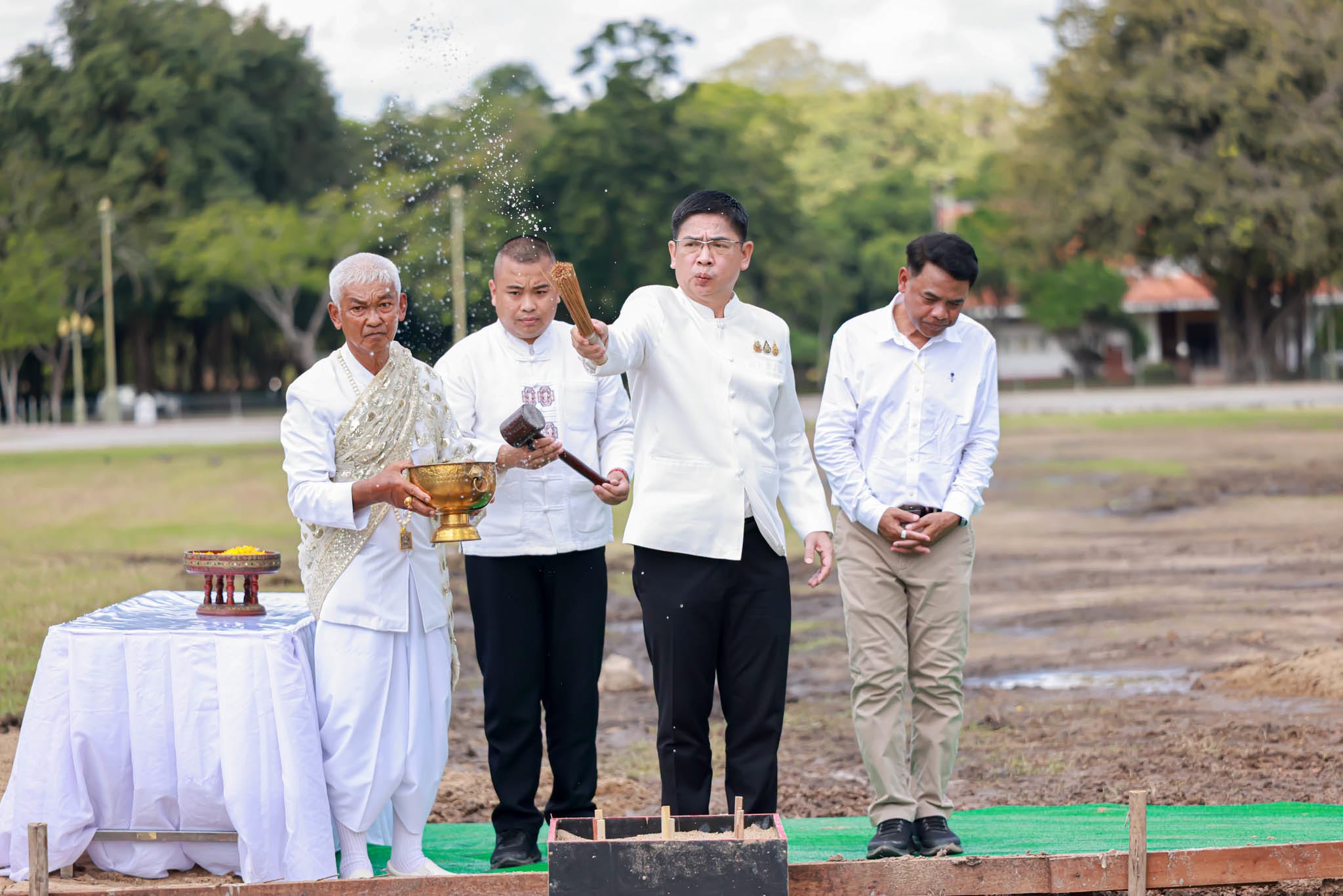 จังหวัดกำแพงเพชร จัดพิธีบวงสรวงการก่อสร้างซุ้มถวายดอกไม้จันทน์สำหรับประชาชน ในงานพระราชพิธีถวายพระเพลิงพระบรมศพ สมเด็จพระนางเจ้าสิริกิติ์ พระบรมราชินีนาถ พระบรมราชชนนีพันปีหลวง ณ บริเวณสนามหน้าเมือง อุทยานประวัติศาสตร์กำแพงเพชร ในวันพุธที่ 28 ตุลาคม พ.ศ. 2569